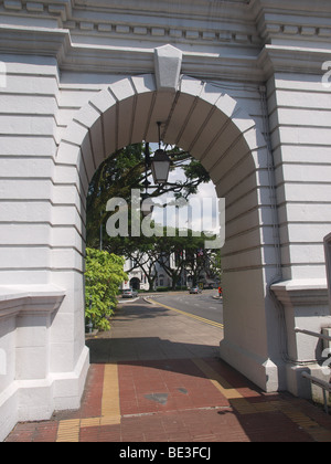 Anderson Bridge è un ponte di veicolare che si estende attraverso il Fiume Singapore. Un trogolo di vista Fullerton Road. Foto Stock