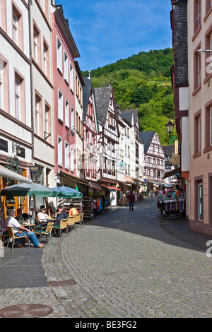 I turisti in seduta marciapiede ristoranti in Roemerstrasse, Bernkastel-Kues, sul fiume Mosella, Renania-Palatinato, Germania, Eur Foto Stock