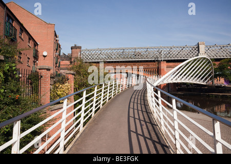 I mercanti passerella Ponte attraverso la Bridgewater Canal. Castlefield Urban Heritage Park, Manchester, Inghilterra, Regno Unito, Gran Bretagna Foto Stock