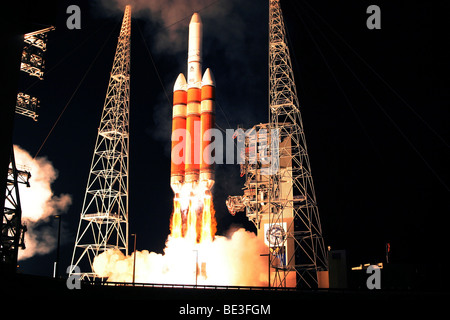 Un Delta IV Heavy rocket solleva. Foto Stock