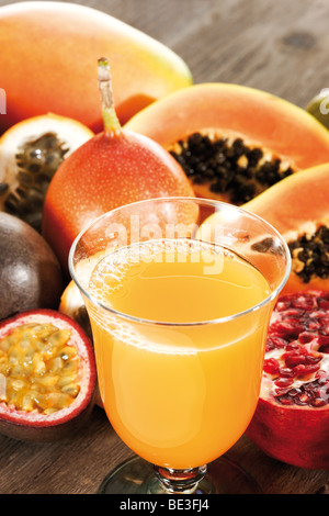 Succo di frutta con frutti esotici, Mango, granadiglie, Grenadilla, papaia, melograno Foto Stock