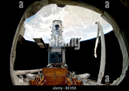 Il telescopio spaziale Hubble, bloccato nella stiva dello Space Shuttle Atlantis. Foto Stock