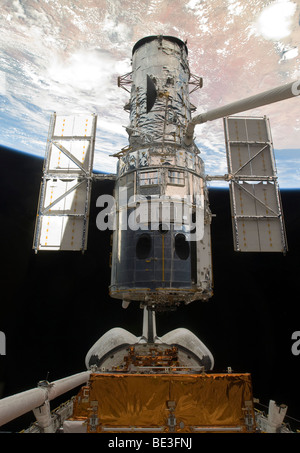 Il Telescopio Spaziale Hubble è rilasciato dalla stiva dello Space Shuttle Atlantis. Foto Stock