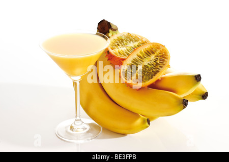 Mano di banane con il Drago di frutta e succhi di frutta Foto Stock