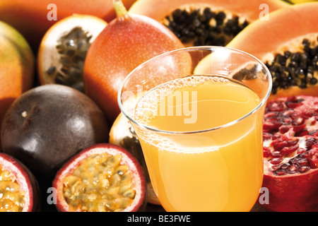 Succo di frutta con frutti esotici, Mango, granadiglie, Grenadilla, papaia, melograno Foto Stock