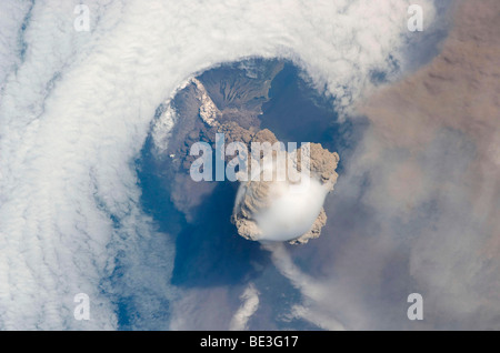 Eruzione del vulcano Sarychev. Foto Stock