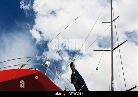 Scafo, albero e boom principale di uno yacht, che sale fino al cielo, Italia, Europa Foto Stock