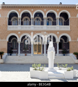 Statua di l Arcivescovo Makarios III, Presidente della Repubblica di Cipro, Palazzo Arcivescovile nel sud di Nicosia, Lefkosia, cap Foto Stock