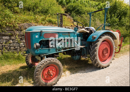 Il vecchio trattore Hanomag nei vigneti vicino Ziegelanger, bassa Franconia, Baviera, Germania, Europa Foto Stock