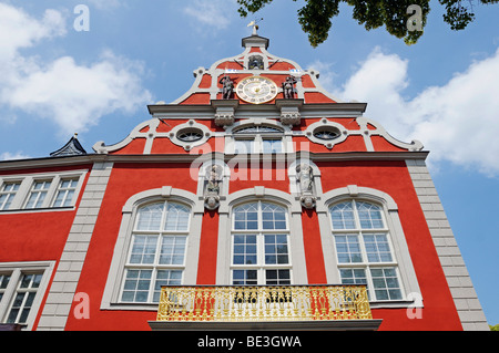 Facciata e il frontone decorativo del rinascimentale-style town hall, sulla piazza del mercato di Arnstadt, Turingia, Germania, Europa Foto Stock