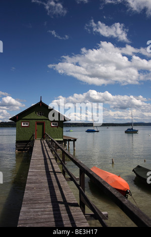 Casa delle barche di legno di pontile sul Lago Ammersee, vicino Schondorf, Alta Baviera, Germania, Europa Foto Stock