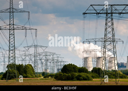 Linee aeree per le centrali a carbone vegetale Jaenschwalde, Lausitz, Brandeburgo, Germania, Europa Foto Stock