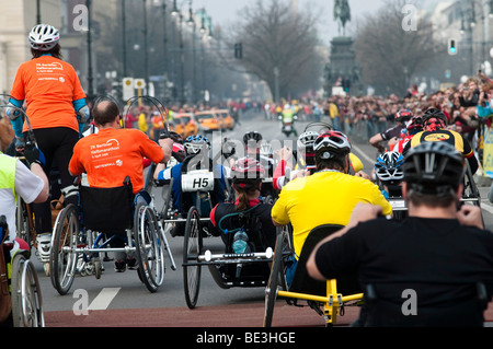 Linea di partenza con high-tech carrozzine, mezza maratona con oltre 25 mila corridori e gli utilizzatori di sedie a rotelle, Berlino, Germania, Europa Foto Stock