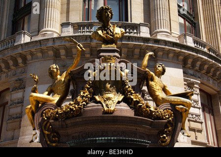 Busto di Charles Garnier di fronte all'opera di Parigi, Francia, Europa Foto Stock