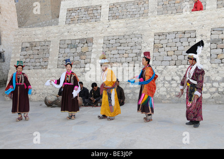 Tradizionale danza Ladakhi davanti al Palazzo di Leh, Ladakh India del Nord, Himalaya, Asia Foto Stock