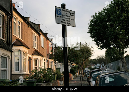 Resident Permit Holders simbolo di parcheggio in strada residenziale di Abbeywood, sud-est di Londra, Regno Unito Foto Stock