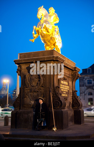 Goldener Reiter, statua equestre, con il guardiano notturno, Dresda, Sassonia, Germania, Europa Foto Stock