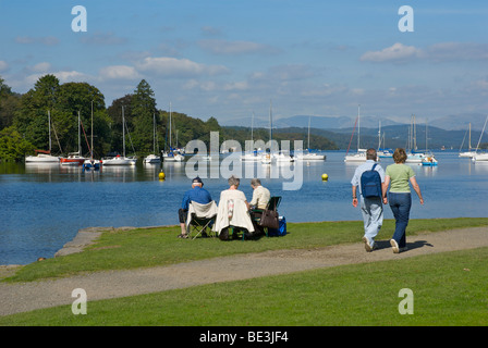 Per coloro che godono di una posizione soleggiata giornata al piede cadde Park, Lago di Windermere, Parco Nazionale del Distretto dei Laghi, Cumbria, England Regno Unito Foto Stock