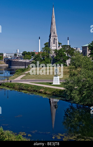 Vista dalle mura del castello di St. Albans chiesa davanti un monumento del guerriero, Copenhagen, Danimarca, in Scandinavia, Europa Foto Stock