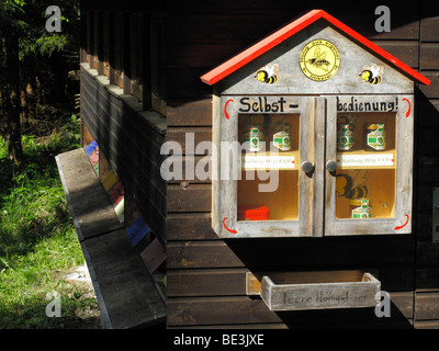 Beehouse con self service per il miele, Koenigsdorf, Alta Baviera, Baviera, Germania, Europa Foto Stock