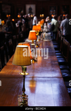 Lampade da tavolo nella sala grande della "Chiesa di Cristo' College, Oxford University, Inghilterra, Regno Unito Foto Stock