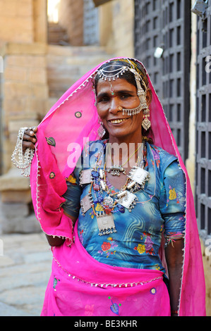 Street trader con gioielli in vendita, Jaisalmer, Rajasthan, Nord India, India, Asia del Sud, Asia Foto Stock