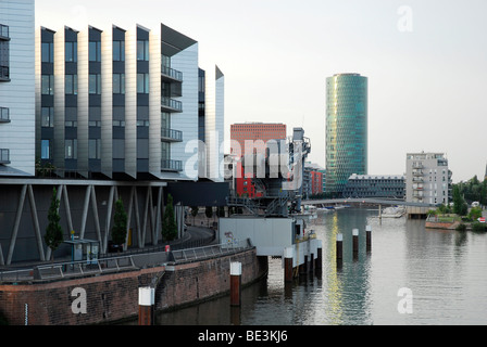 Westhafen harbour nel distretto Gutleutviertel, Westhafen Tower, Frankfurt am Main, Hesse, Germania, Europa Foto Stock