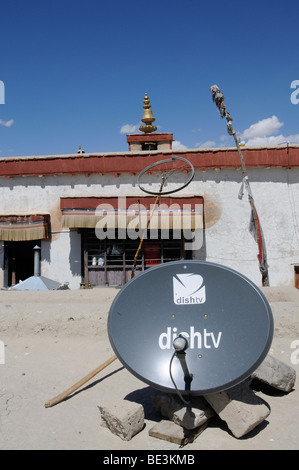 Monastero di Shey con antenna satellitare e una ruota di bicicletta come una antenna radio, Ladakh, India, Himalaya, Asia Foto Stock