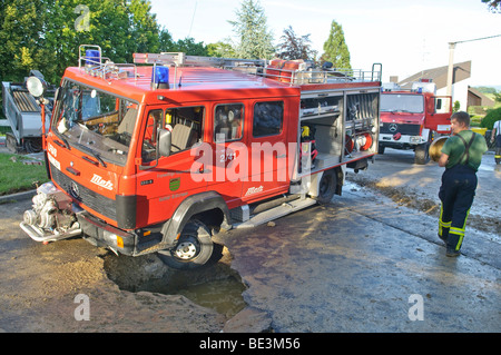 Mentre il riposizionamento di una linea di gas di una linea di acqua per la fornitura di acqua è stata colpita un veicolo di emergenza dei vigili del fuoco è rimasto bloccato in cui Foto Stock