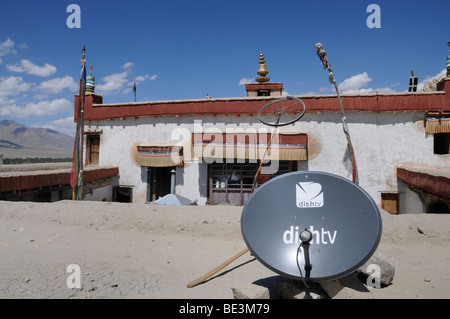 Monastero di Shey con antenna satellitare e una ruota di bicicletta come una antenna radio, Ladakh, India, Himalaya, Asia Foto Stock