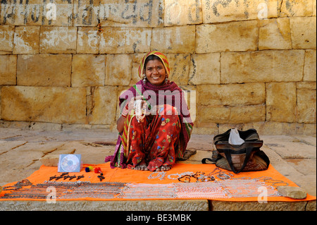 Street trader con gioielli in vendita, Jaisalmer, Rajasthan, Nord India, India, Asia del Sud, Asia Foto Stock