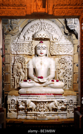 Statua in marmo bianco di Mahavira in un Jaintempel in Jaisalmer, Rajasthan, Nord India, India, Asia del Sud, Asia Foto Stock