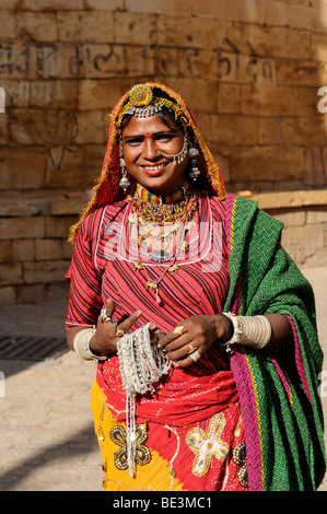 Street trader con gioielli in vendita, Jaisalmer, Rajasthan, Nord India, India, Asia del Sud, Asia Foto Stock