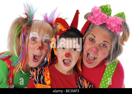 Tre clown avendo divertimento isolato su uno sfondo bianco Foto Stock