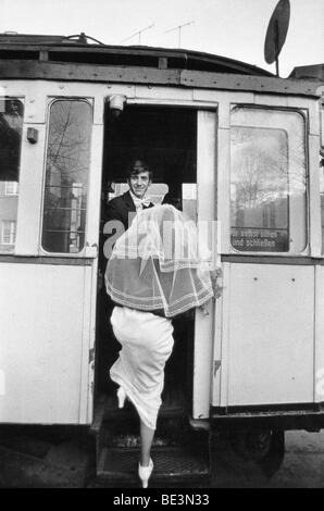 Viaggio di nozze in un vecchio tram, Lipsia, gdr, fotografia storica, 1976 Foto Stock