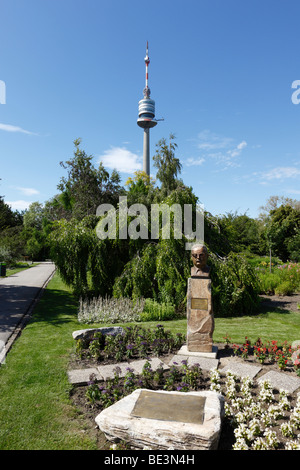 Salvador Allende Memorial e Donauturm Tower, in Donaupark, Vienna, Austria, Europa Foto Stock