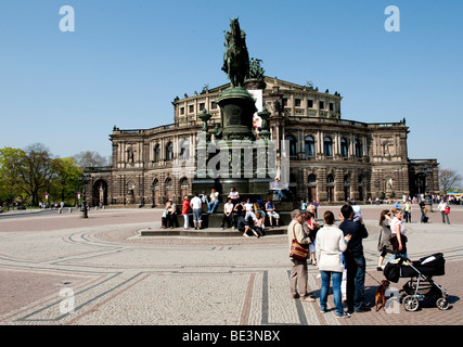 Centro storico, Semperoper presso la piazza del teatro con il re Johann monumento, Dresda, Sassonia, Germania, Europa Foto Stock