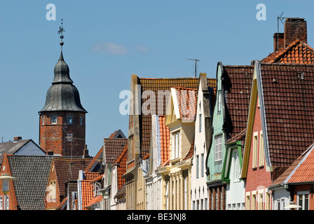 Glueckstadt, facciate della fila storica di case sul porto interno con Wiebke Kruse Turm torre sul retro, quartiere Foto Stock