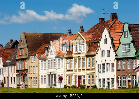 Glueckstadt, facciate della fila storica di case del porto interno, distretto di Steinburg, Schleswig-Holstein, Germania, Foto Stock