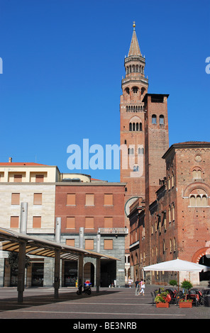 Torri visto dalla piazza Stradivari di Cremona, Lombardia, Italia Foto Stock