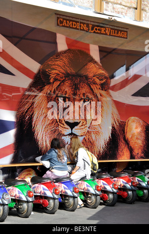 Colorate di stallo alimentare, Camden High Street, Camden Town London Borough of Camden, London, England, Regno Unito Foto Stock