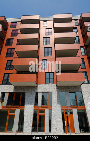 Moderno edificio residenziale nel quartiere di HafenCity di Amburgo, Germania, Europa Foto Stock