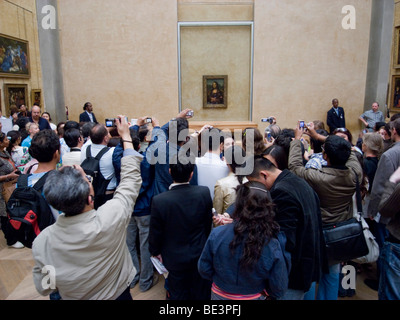 I turisti fotografare la 'Mona Lisa' di Da Vinci nel Louvre, Parigi, Francia, Europa Foto Stock