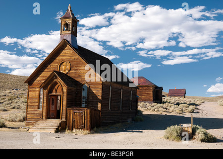 Nuvole passare oltre il 1882 chiesa metodista in California's Bodie State Historic Park. Foto Stock