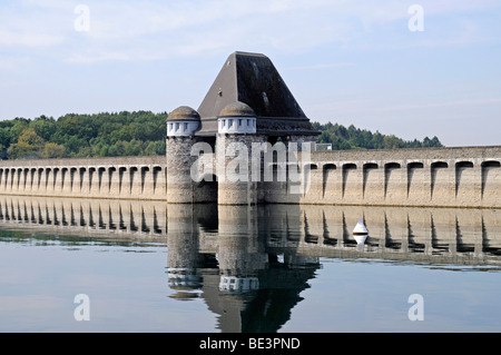 Diga, la torre e la parete barriera, Moehne serbatoio, Renania settentrionale-Vestfalia, Germania, Europa Foto Stock