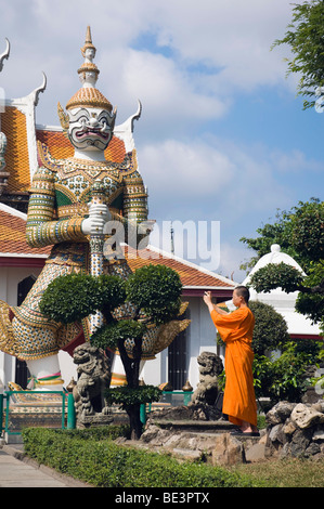 Monaco di scattare una foto di Wat Arun tempio, Bangkok, Thailandia, Asia Foto Stock