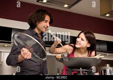 Coppia giovane cucinare insieme Foto Stock