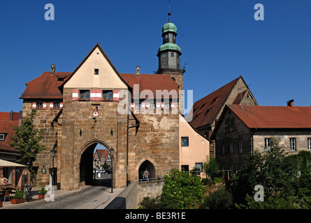 Cancello storico, Nuernberger Tor, di fronte alla torre della chiesa di San Nicola, Lauf an der Pegnitz, Media Franconia, Baviera, Ge Foto Stock