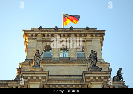 Bandiera della Germania su una delle torri del Reichstag a Berlino, Germania, Europa Foto Stock