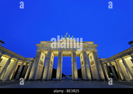 La Porta di Brandeburgo a Berlino al mattino presto, Germania, Europa Foto Stock